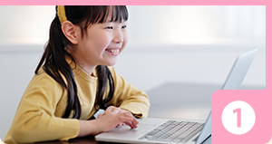 プログラミング授業を受ける女の子