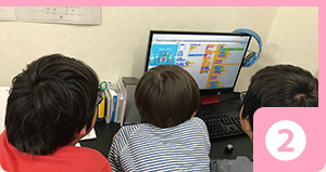 授業の画面に集中する小学生3人