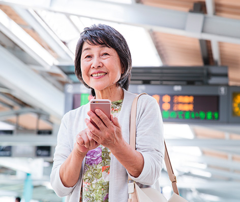 シニア女性がスマートフォンを楽しんでいる様子