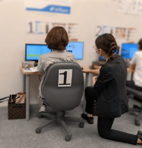 インストラクターが操作方法を教えている様子