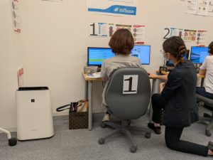インストラクターが教えている様子