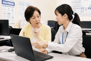 パソコンの操作を指導している様子