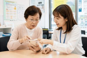 スマホの使い方を教えている様子